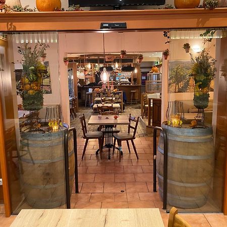 Ferienwohnungen Park Cafe Am Kurpark Бернкастел-Кюс Екстериор снимка